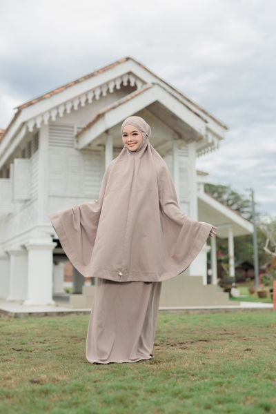 Telekung Mikayla Brown